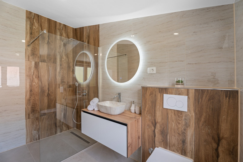 Family bathrom with a shower, towels are provided