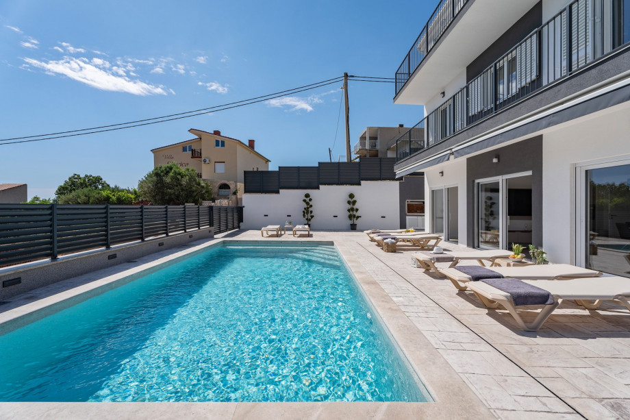 34-square-meter private pool with a hydromassage