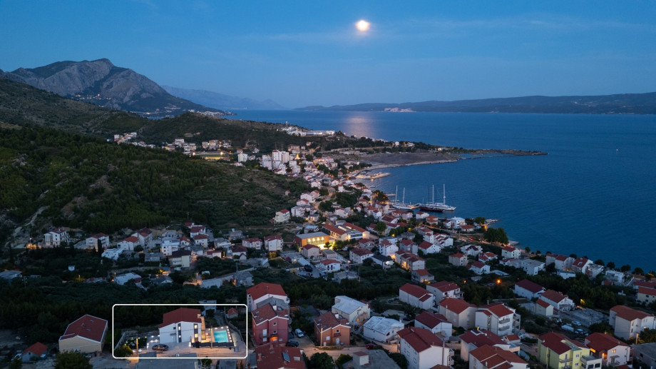 Marked position of the villa in a quiet area of Mali Rat only 300 m from the beach