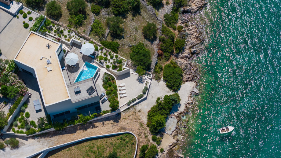 Perfekt gestaltete Villa an der Küste der Bucht Ražanj 