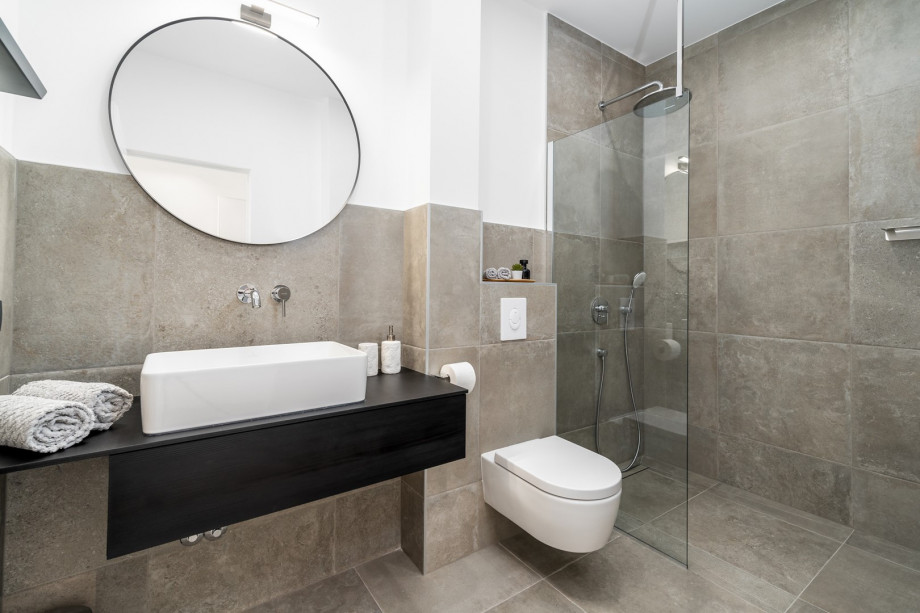 en-suite bathroom with a shower
