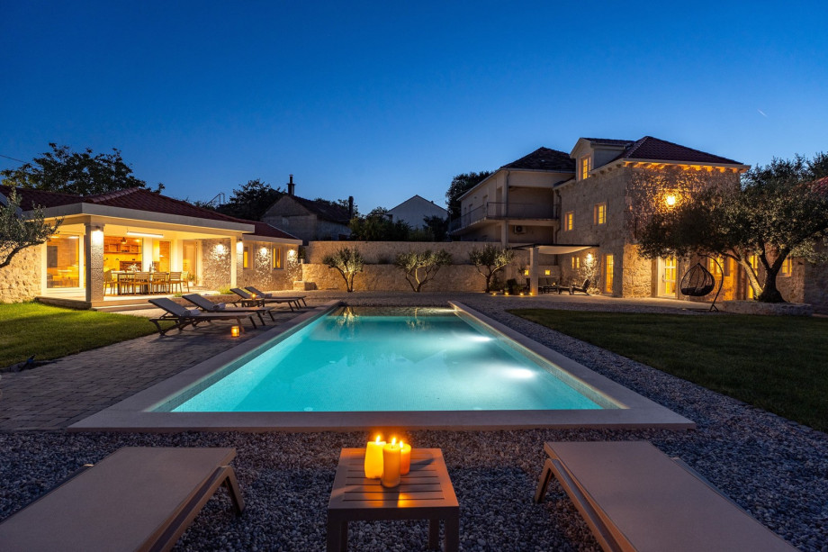 Holiday house Mara with 4 bedrooms, private pool, summer kitchen, panoramic valley views