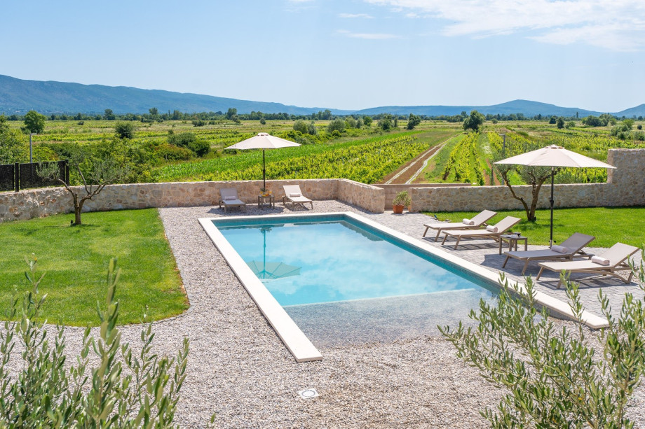 Stone House Mara with 4 bedrooms, 3 bathrooms, PS5, Table tennis, Summer kitchen, 51sqm private pool