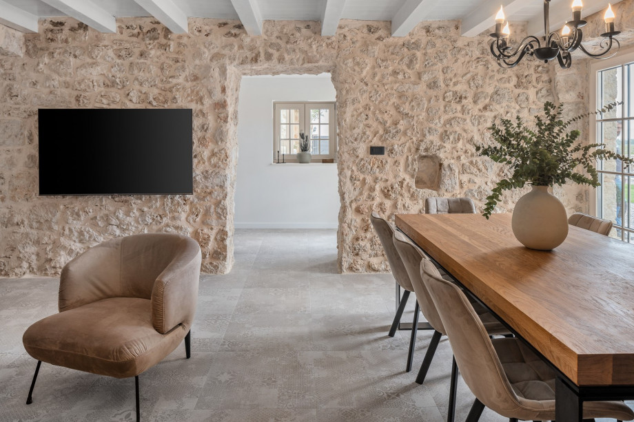 When you arrive, your gracious hosts, a lovely couple, will give you more details about the establishment as well as some extra services