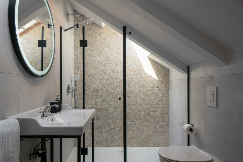 En-suite bathroom with a shower
