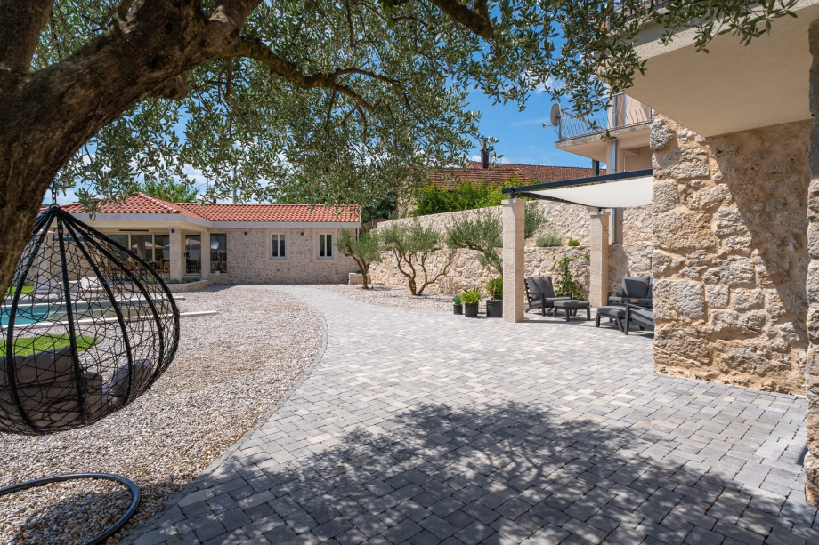 Stone House Mara with 4 bedrooms, 3 bathrooms, PS5, Table tennis, Summer kitchen, 51sqm private pool,