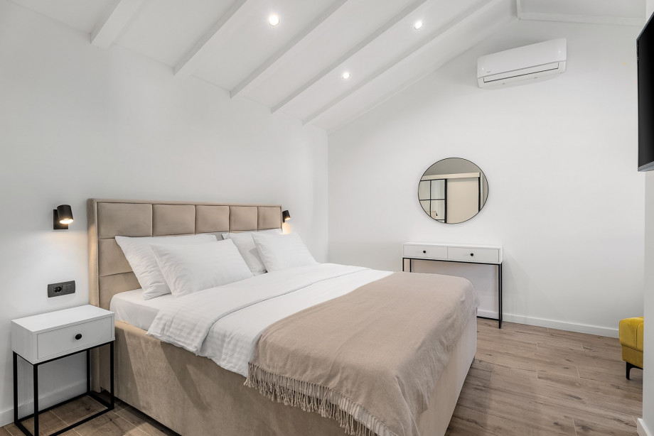 Offering TV, A/C and king-size bed