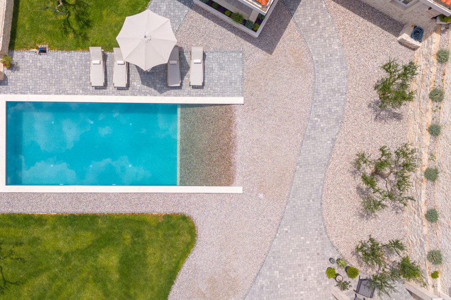 When you arrive, your gracious hosts, a lovely couple, will give you more details about the establishment as well as some extra services