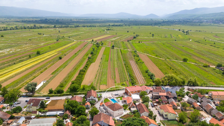The closest minimarket, restaurant, and bar are all 600 meters from the villa