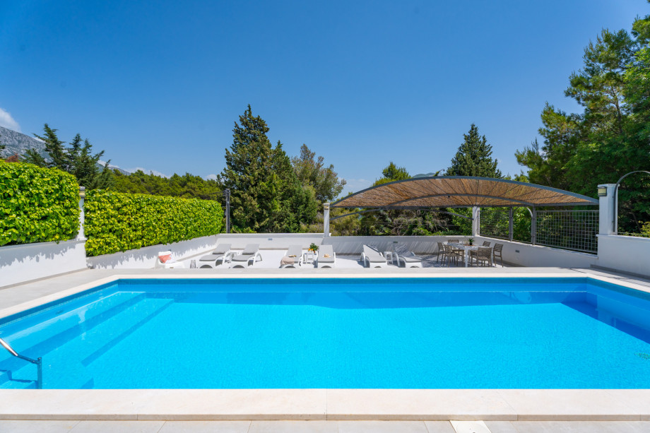 Private pool 10m x 4m with hydro massage, sun deck and absolute privacy