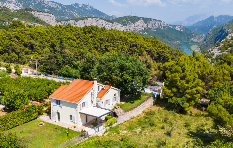 amazing position of Villa Provos on a fenced 920sqm private plot