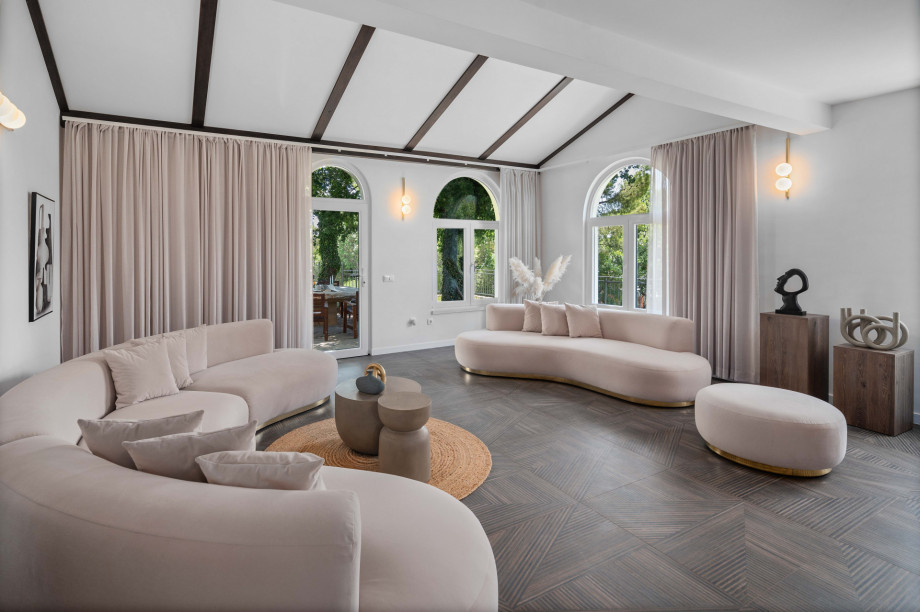 Stylish 45sqm living room with PS5 and smart TV