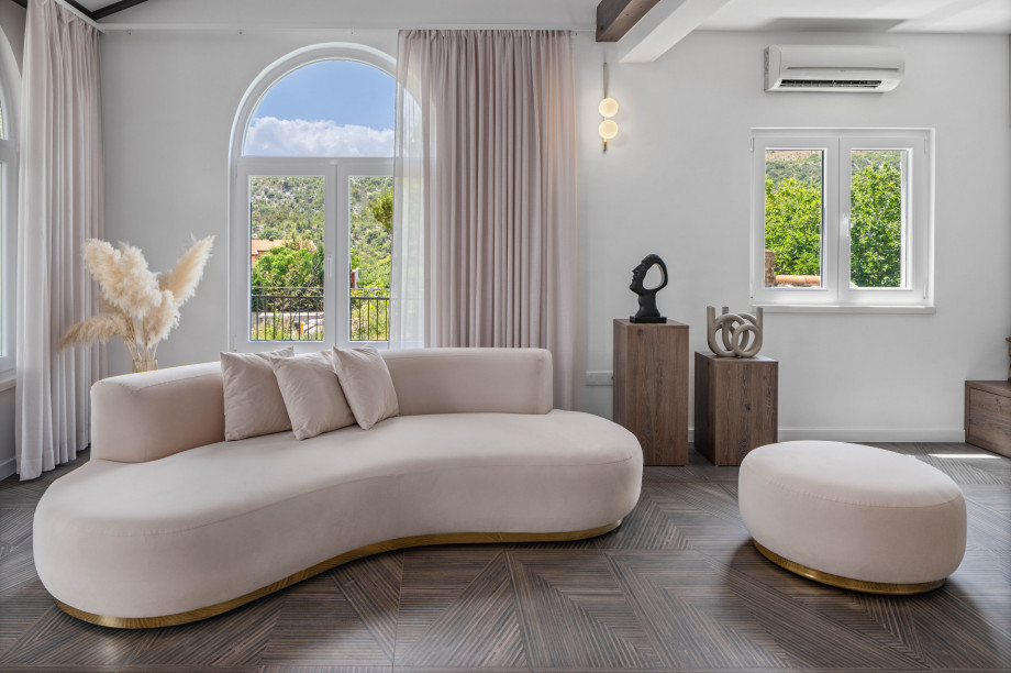 Cozy sofas, air condition, TV, PS5 and a fireplace