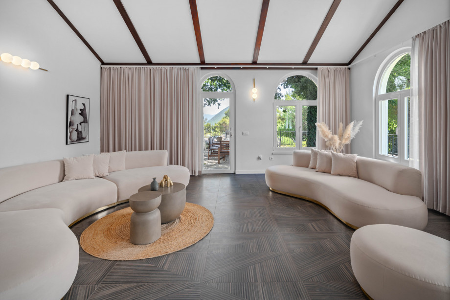 stylish 45sqm living room with direct exit toward the stone table