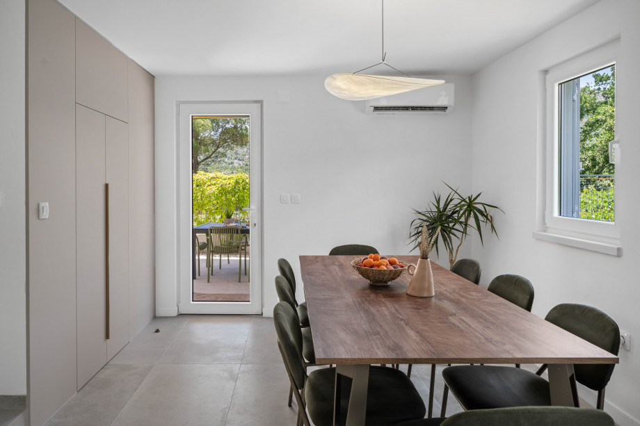 Fully equipped kitchen with a direct approach to covered outdoor dining area