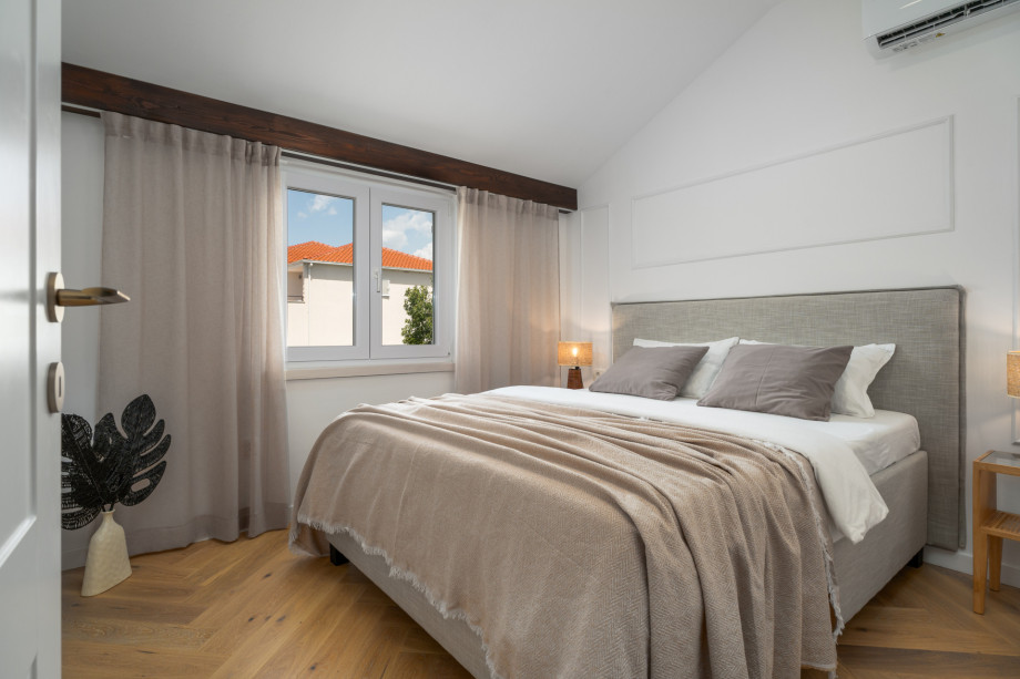 Bedroom NO1 (11sqm) with double bed 160cm x 200cm, en-suite bathroom