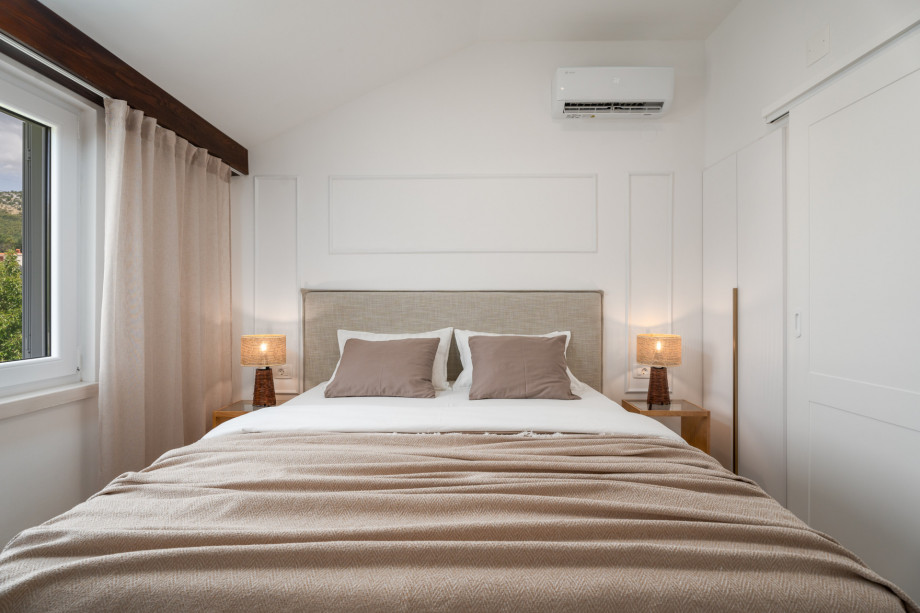 Bedroom NO1 with air condition, en suite with shower (3,5sqm) and garden views