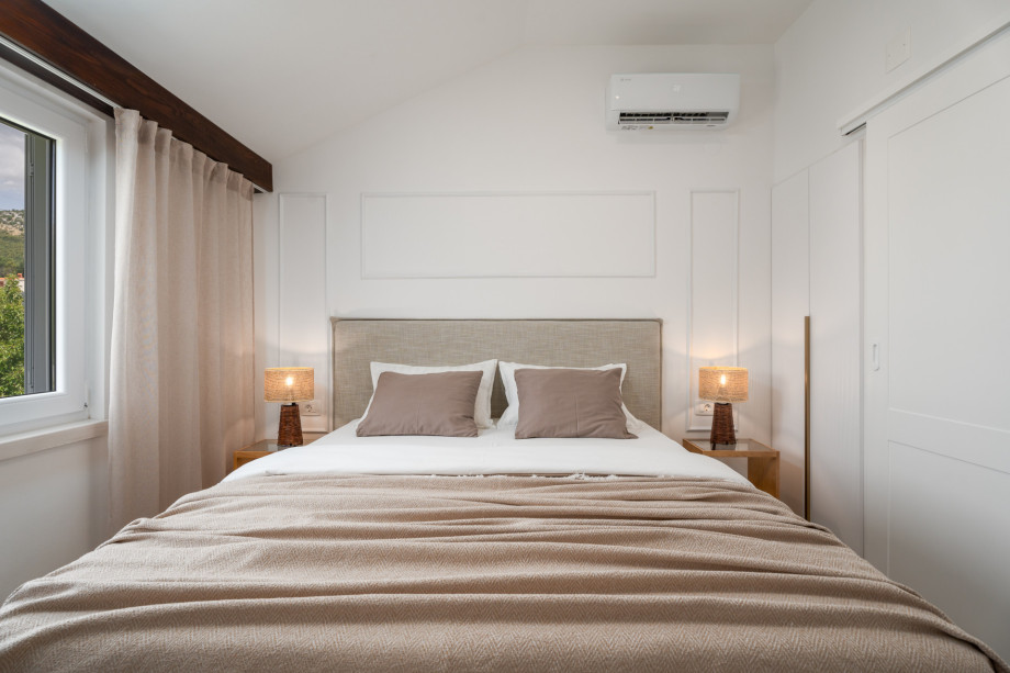 Bedroom NO1 with air condition, en suite with shower (3,5sqm) and garden views