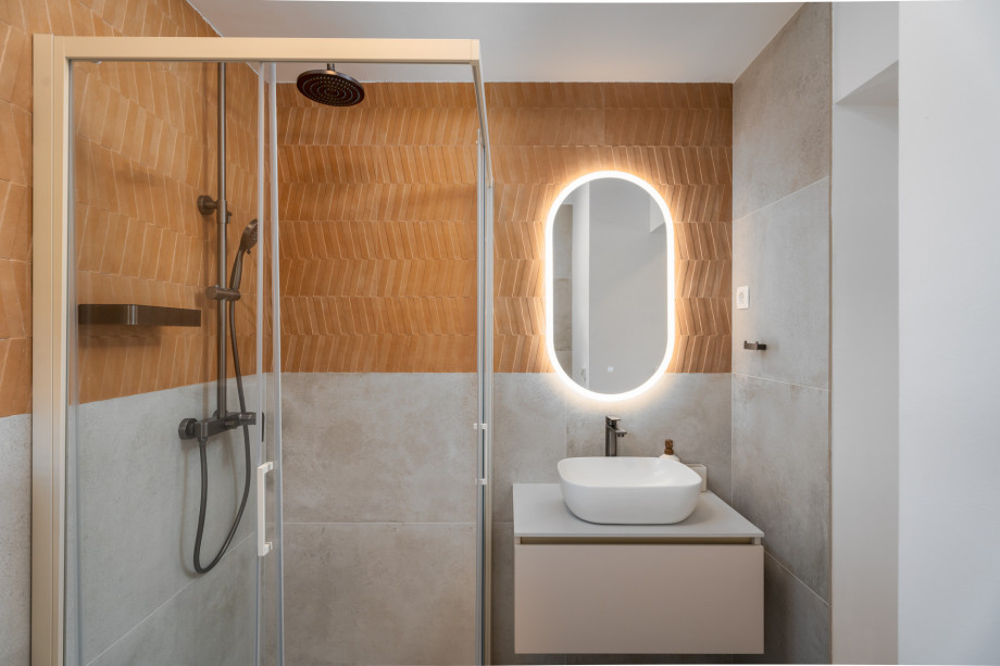 En-suite bathroom (3,5sqm) in bedroom NO1 with a shower