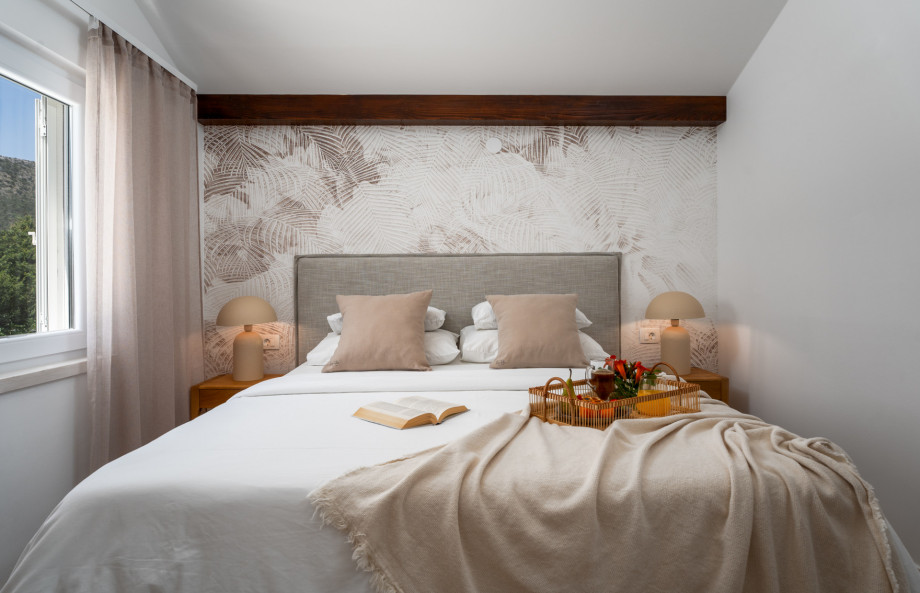 Nicely decorated and airconditioned Bedroom NO2 with mountain views