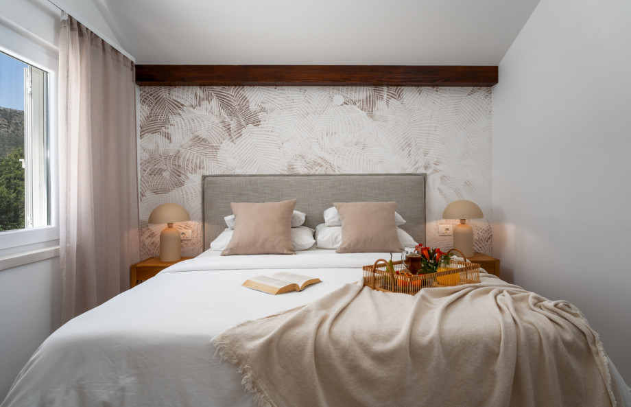 Nicely decorated and airconditioned Bedroom NO2 with mountain views