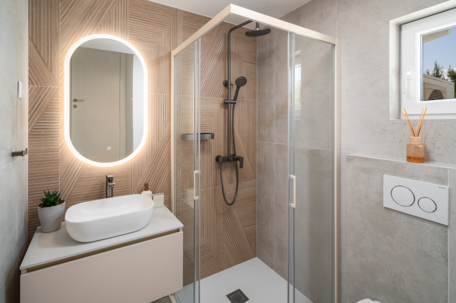 En-suite 3,5sqm bathroom with a shower, Bedroom No2