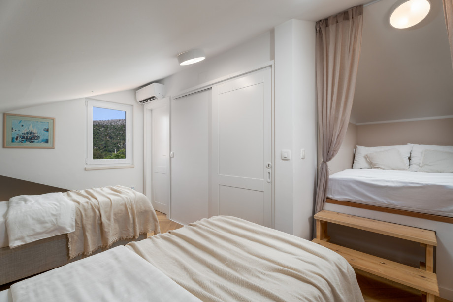 Bedroom NO3 with air condition, en-suite bathroom with a shower (attic)