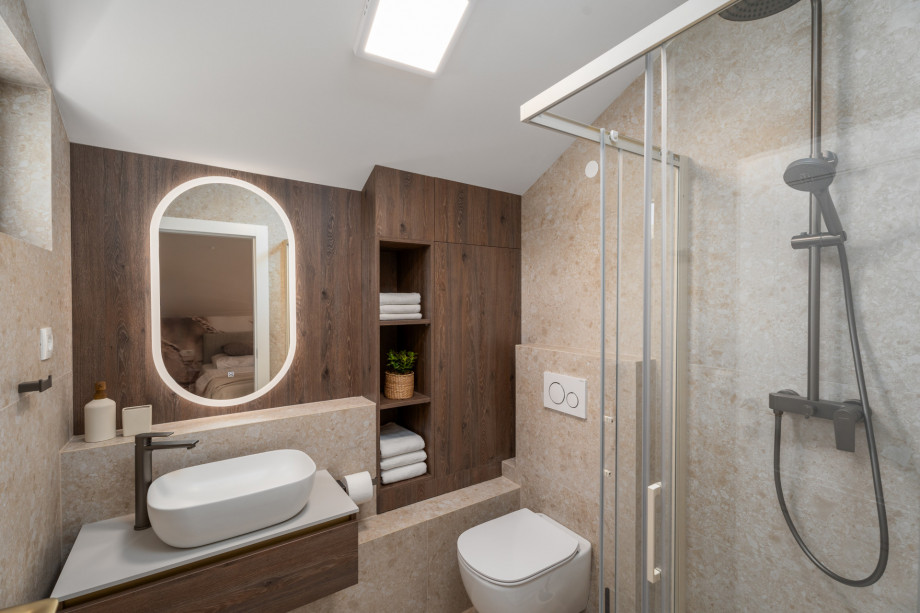 En suite bathroom with shower (3,5sqm) in bedroom no3
