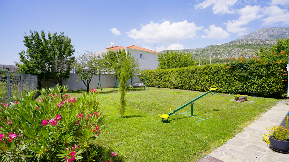 Grassplot behind the house, with direct approach from the kitchen area