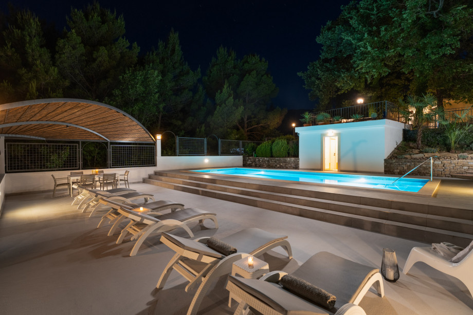 Enjoy the evenings by the pool in this unspoiled environment of Naklice village