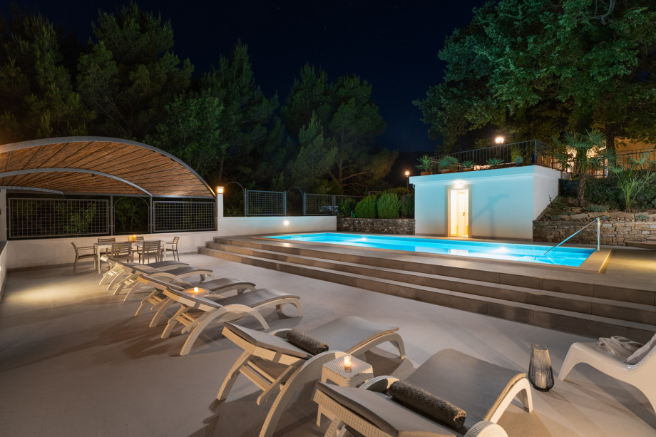 Enjoy the evenings by the pool in this unspoiled environment of Naklice village