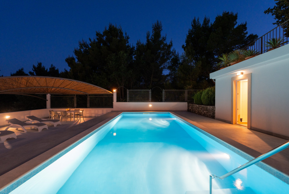 two depths of the pool (130cm and 150cm) and a bench with hydro-massage