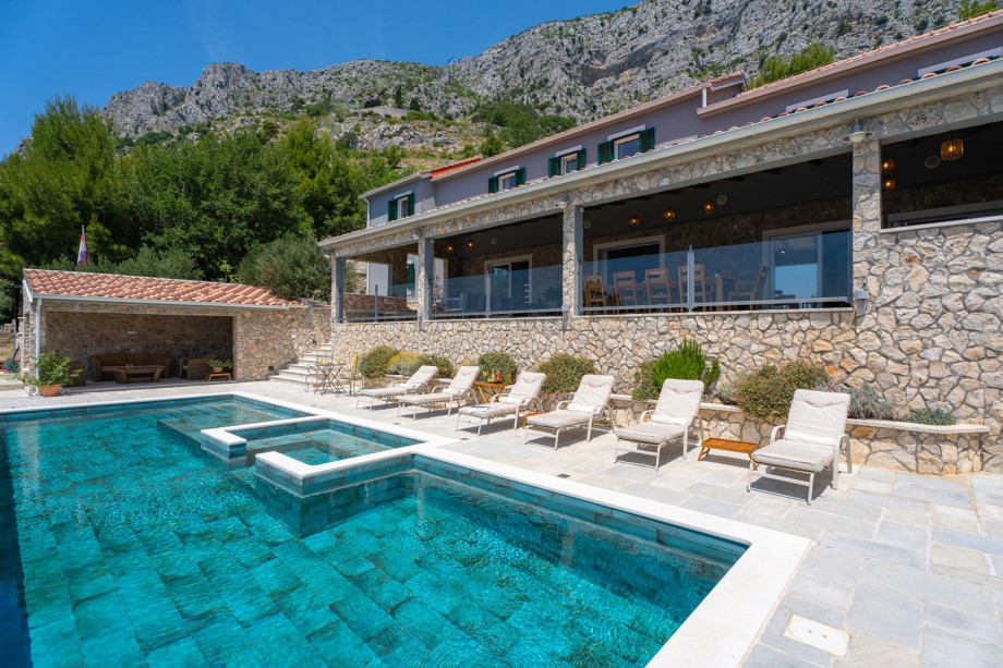 Villa Granda Lokva is situated on a 1,000sqm fenced private property