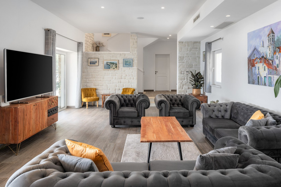 Living room with direct approach to the outdoor dining area