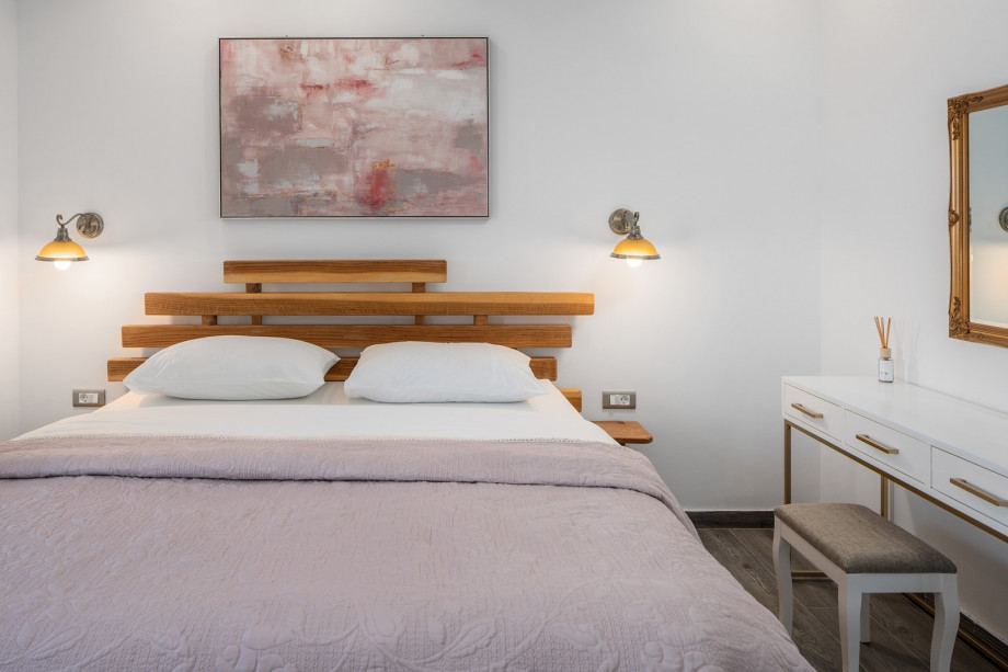 Bedroom NO5 (16sqm) with a king size bed 180cm x 200cm, en-suite bathroom with a shower, air-conditioning, a makeup table and sea views.