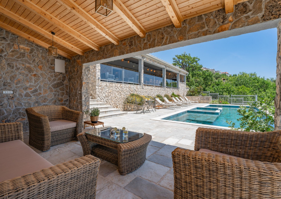 Covered lounge corner with a separate toilet and there is an outdoor shower.