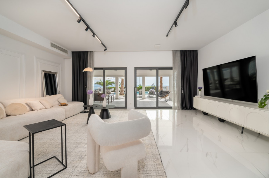 Beachfront Villa Providenca is fully air-conditioned, free WiFi, and can accommodate a max of 14 people