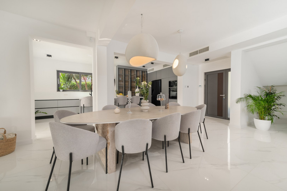 The ground floor offers a fully equipped kitchen with a kitchen island, a spacious and stylish dining and living area