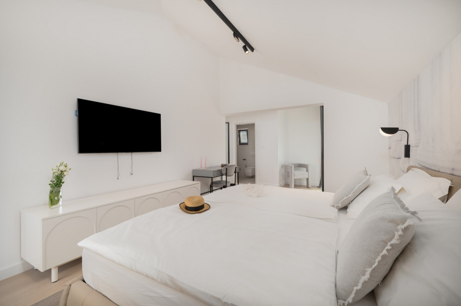 Bedroom NO6 (25sqm) with super king size bed 200x200, A/C, a TV, en-suite bathroom with a shower, a terrace and sea-views