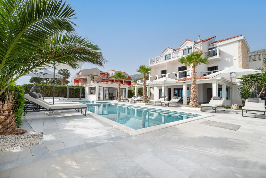 Villa Providenca is located on the beachfront in Podstrana village, between the famous town Split (8 km to the center) and small-town Omiš