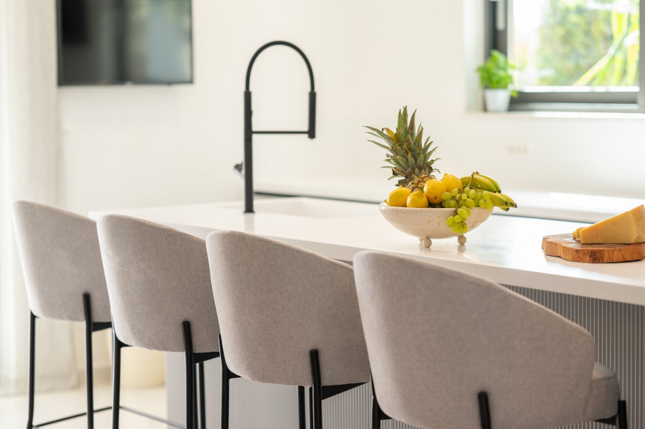 A kitchen island with 4 bar chairs