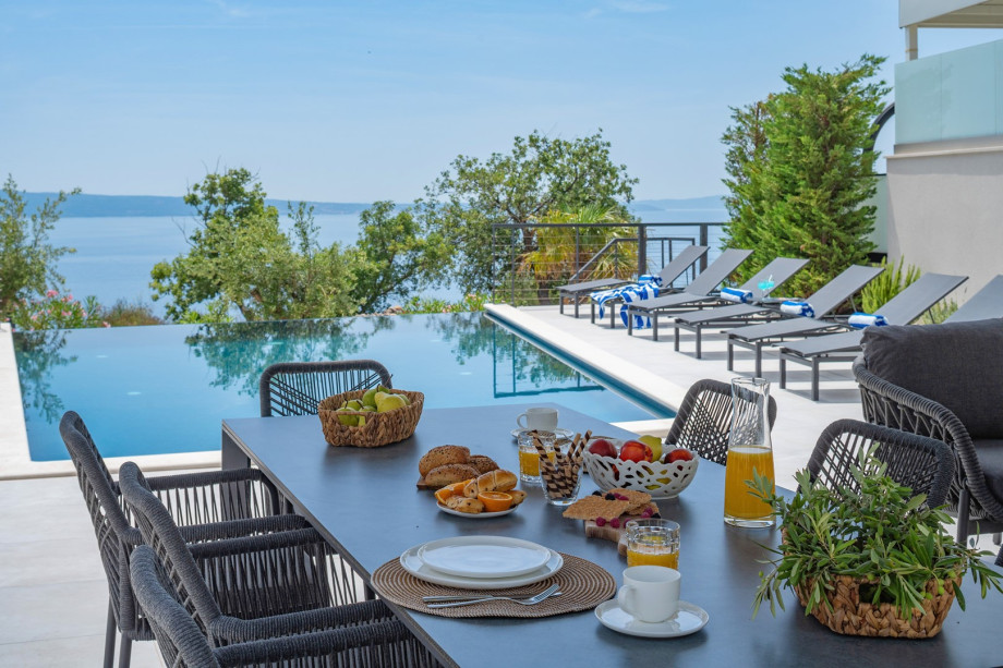 Ideal for accommodating groups of up to eight individuals, making it ideal for families, friends, and couples