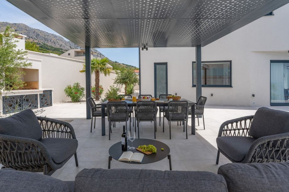 Behind the outdoor dining area lies a traditional barbecue area to hone your grilling skills and table tennis for amusement