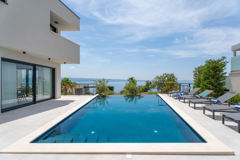 It is very comfortable with several sitting areas, offering absolute privacy