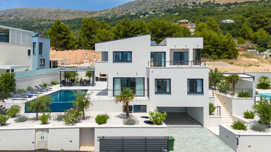 NEW Villa Apolina 4-en-suite bedrooms, heated 36sqm pool, sea views, beach 1km