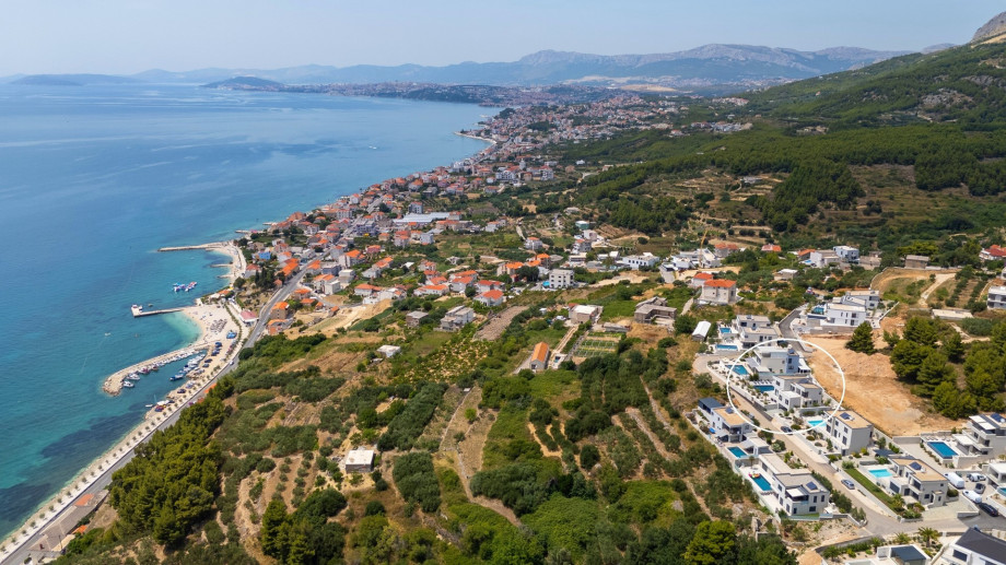 It is located only 8km from the famous town Split with many historical attractions