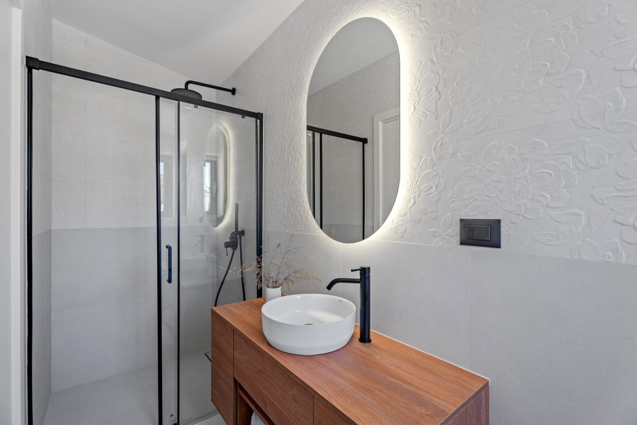A en-suite bathroom with shower