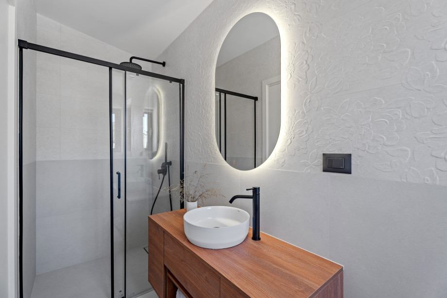 A en-suite bathroom with shower