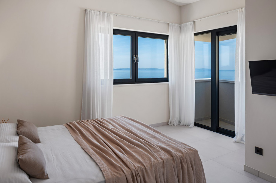 A television, air conditioning, an en-suite bathroom with shower, sea view