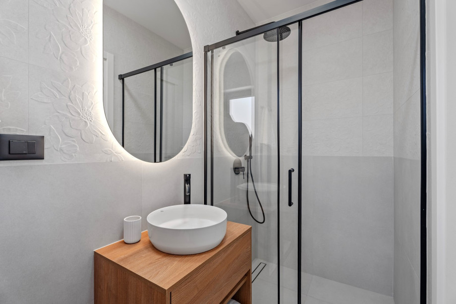 An en-suite bathroom with shower